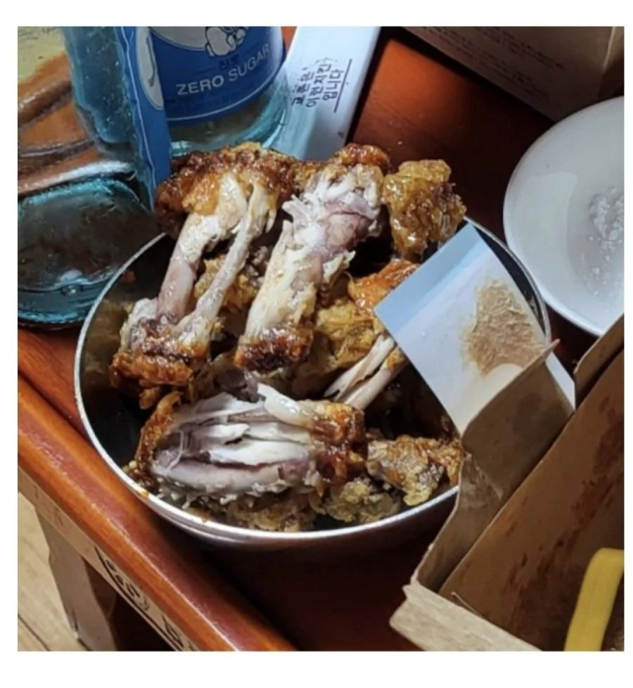 치킨 껍질을 남긴 접시 1