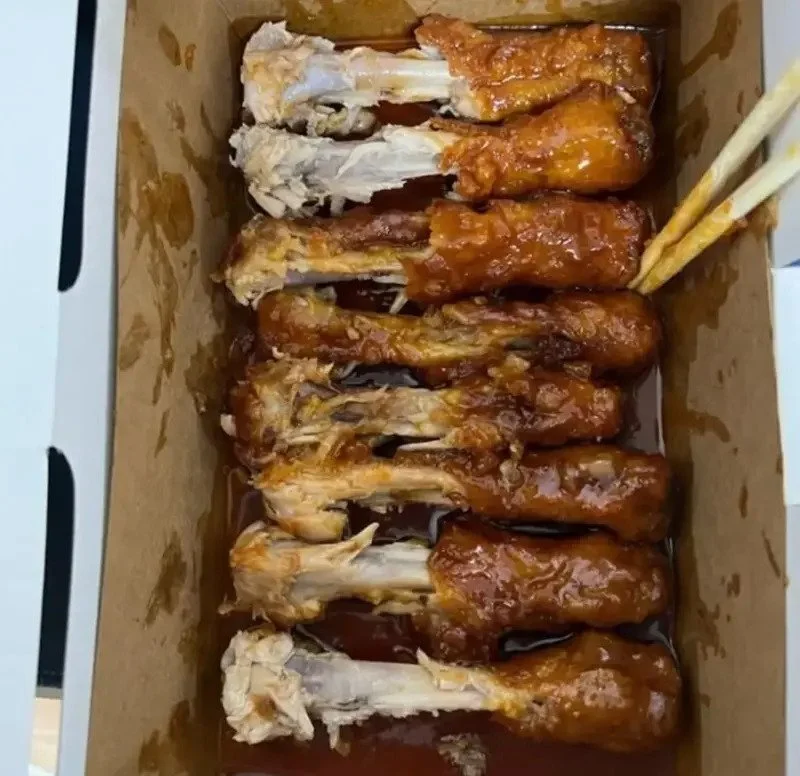 치킨 껍질을 남긴 접시 3