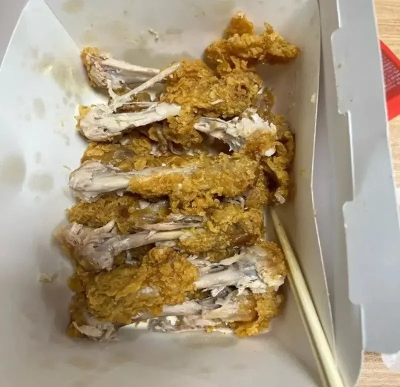 치킨 껍질을 남긴 접시 2